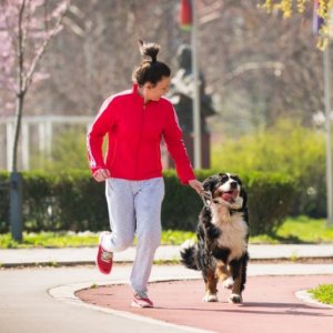 padrona e cane corrono insieme