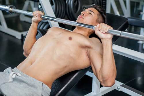 La panca è uno degli esercizi per allenare i pettorali