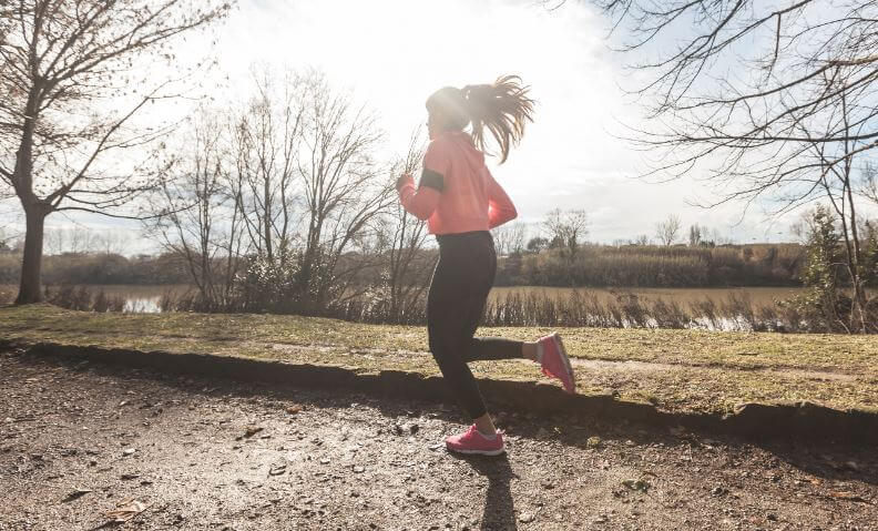 ragazza va a correre