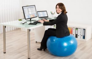 usare la palla da pilates per migliorare la salute dell'apparato locomotore
