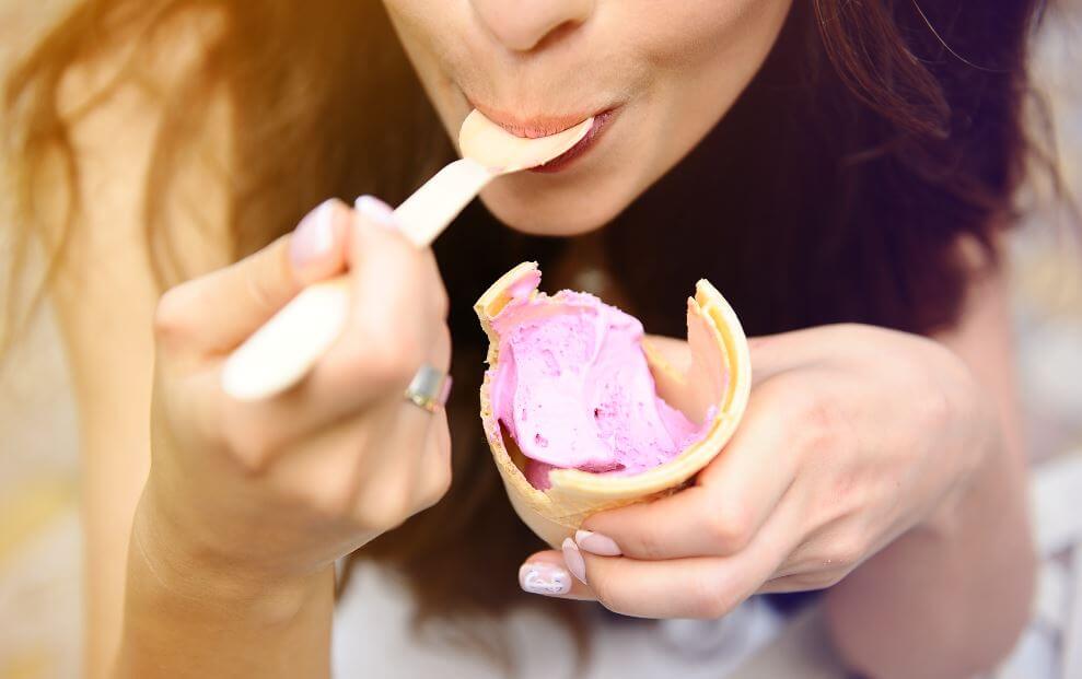 ragazza mangia un gelato alla fragola