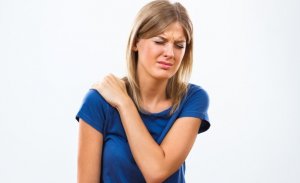 donna ha dolore alla spalla