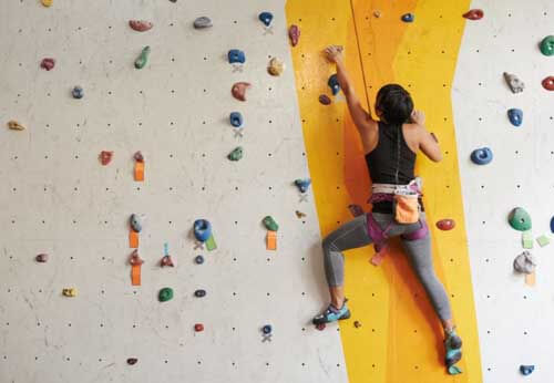 Ragazza impegnata in arrampicata