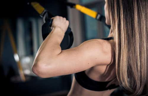 Donna si allena al trx