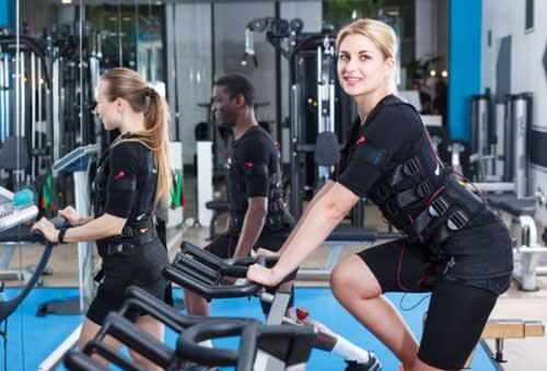 Gente in palestra con giubbotto zavorrato