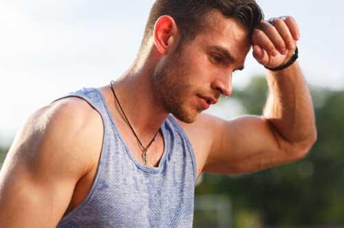 Ragazzo stanco per la corsa