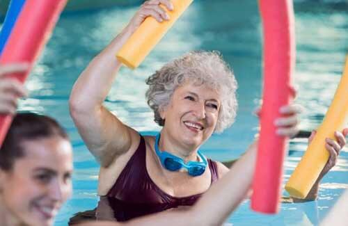 Donna fa acquagym dopo i 60 anni