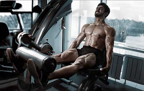 Atleta allena i muscoli quadricipiti