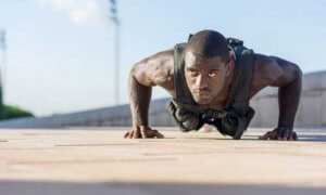 Allenamento all'aperto con il giubbotto zavorrato