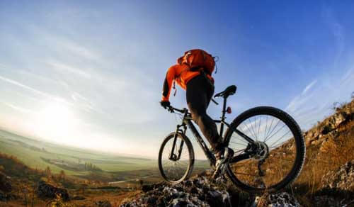 Uomo pedala in mountain bike