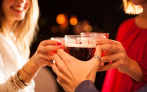 Bere alcool non aiuta a snellire il viso
