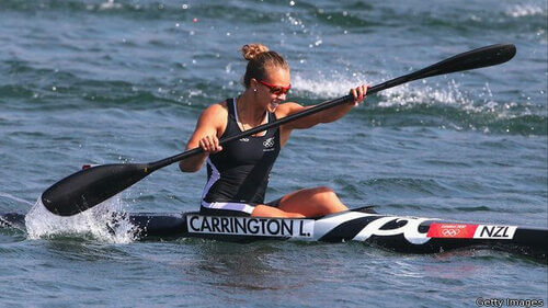 Ragazza fa canottaggio acque tranquille