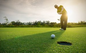 Golfista colpisce la pallina