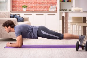 Uomo fa plank