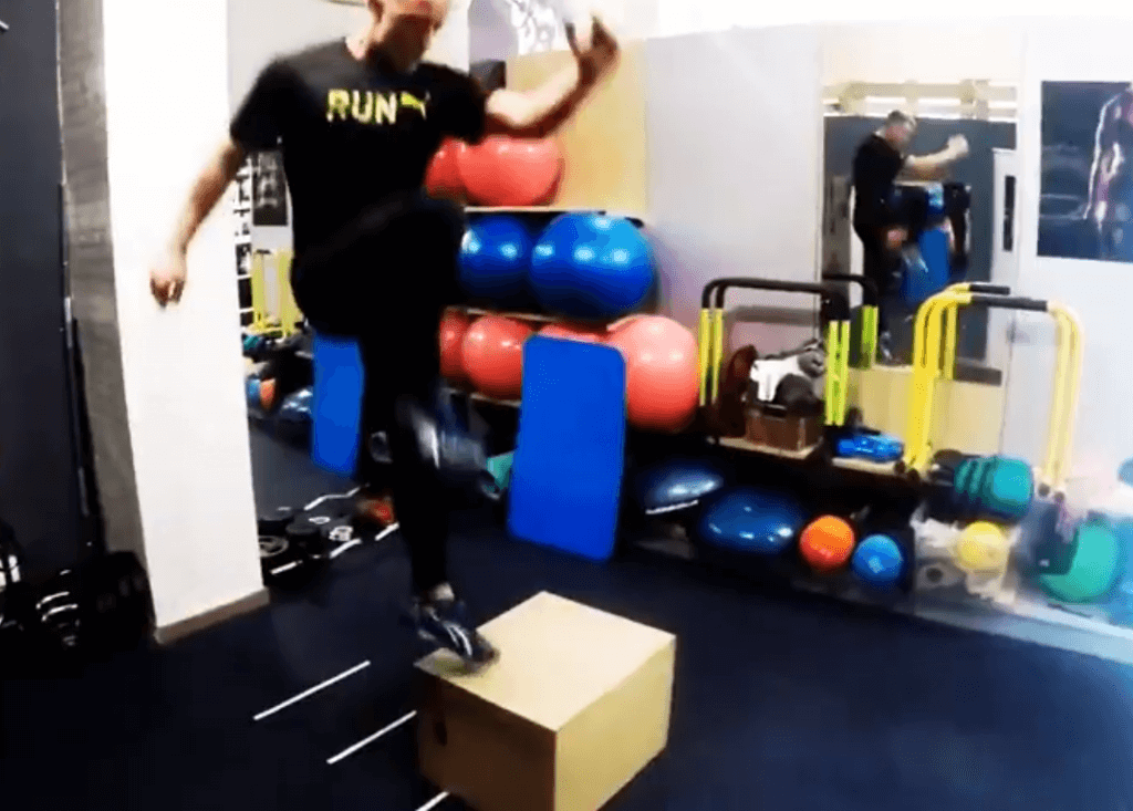 Skipping su scatola tra gli esercizi pliometrici