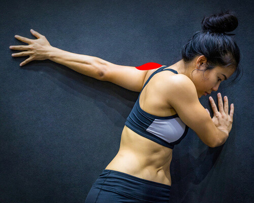 Stiramento contro la parete