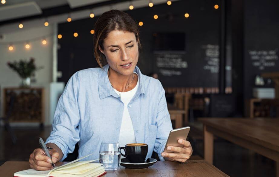 Donna che beve una tazza di caffè