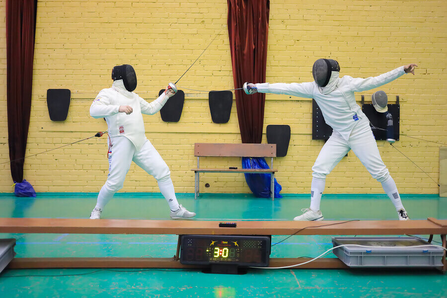 Combattimento di scherma, tra i più noti sport olimpici individuali.