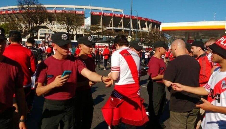 Tifosi argentini davanti allo stadio