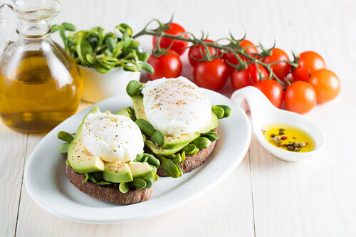 Colazione sana con avocado e pane