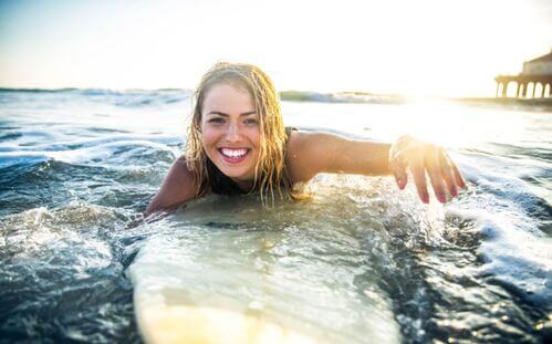 Ragazza fa surf in mare