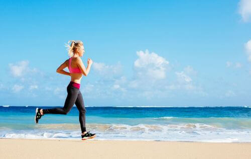 Ragazza corre sulla spiaggia