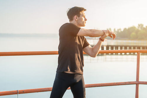 Uomo fa stretching prima di fare sport