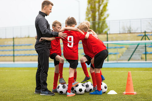 Coach che allena i bambini.