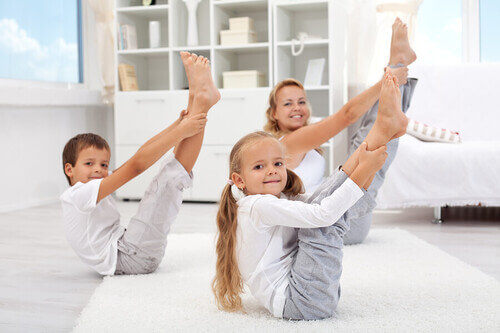 Famiglia che fa yoga
