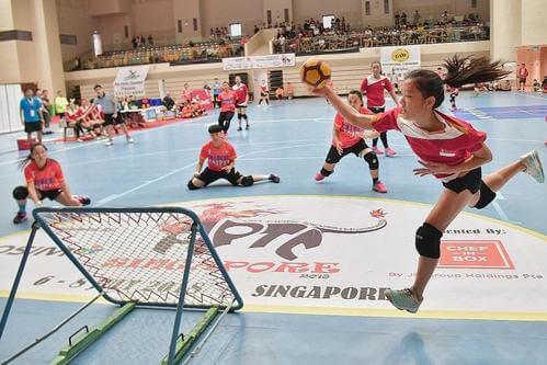 Bambini che giocano a tchoukball, sport alternativi