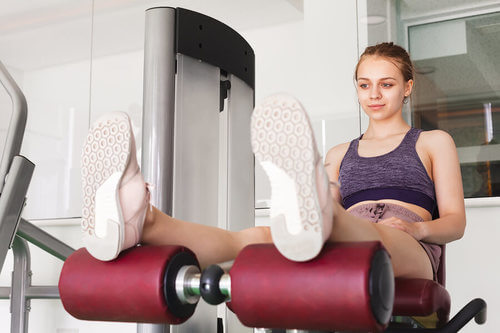 Ragazza si allena in palestra