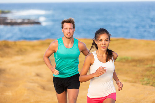 due ragazzi fanno running in spiaggia