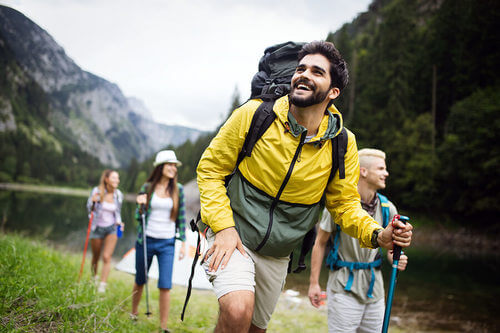 Trekking in montagna con gli amici