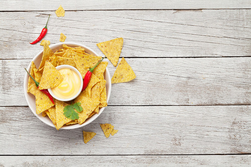 Nachos con salsa come snack