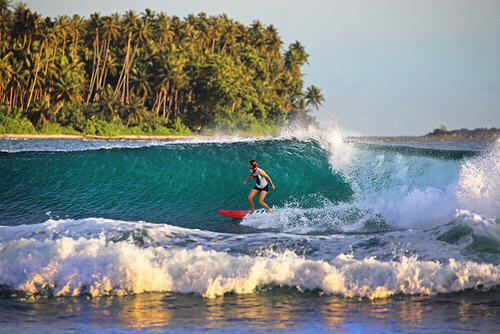 Spiaggia lagundri con ragazza che fa surf