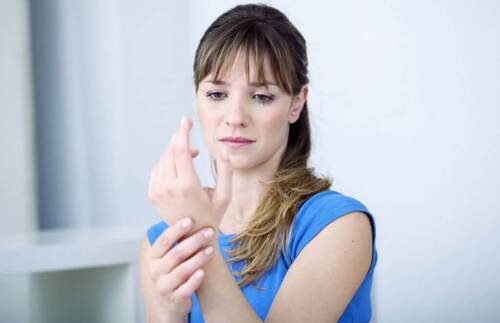 Donna con dolore al polso