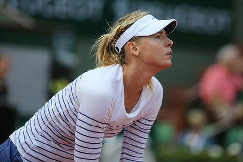 Maria Sharapova che gioca a tennis