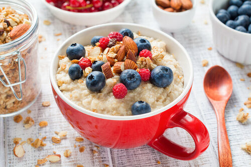 Colazione salutare con frutta fresca e secca