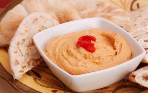 Hummus classico in una ciotola