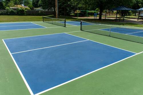 Campo da pickleball azzurro.