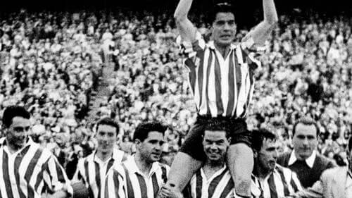 Gainza portato in spalla da un compagno