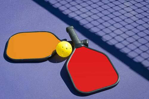 Palette con palla su un campo da pickleball.