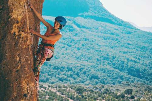 Ragazza che fa l'arrampicata.