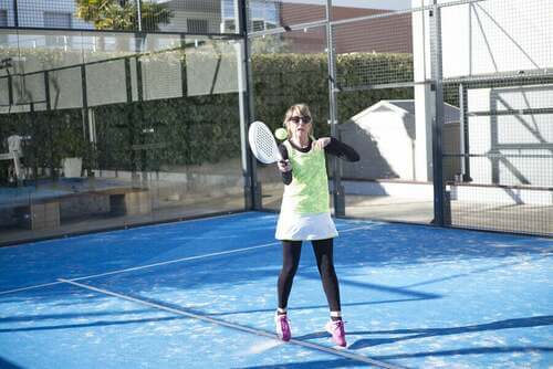 Donna che si allena a padel.