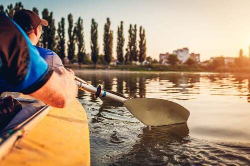 Persone che fanno canoa in uno yacht club.