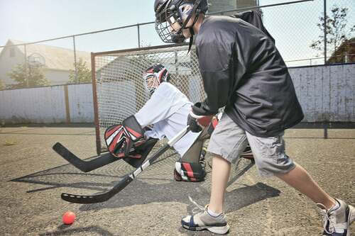 Ragazzi che giocano a hockey.