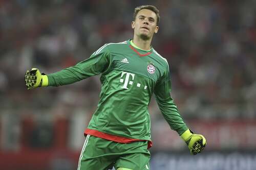 Manuel Neuer, uno dei migliori portieri del mondo, esulta dopo una parata.