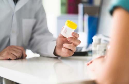 Medico che prescrive farmaci al paziente.