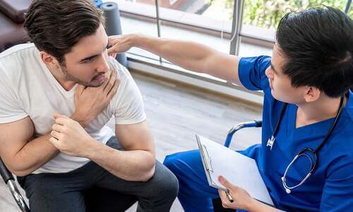 Atleta dal fisioterapista.