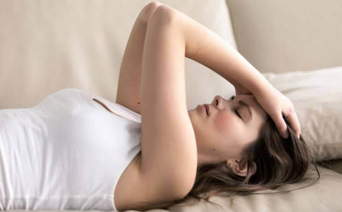 Donna che soffre d'ansia.